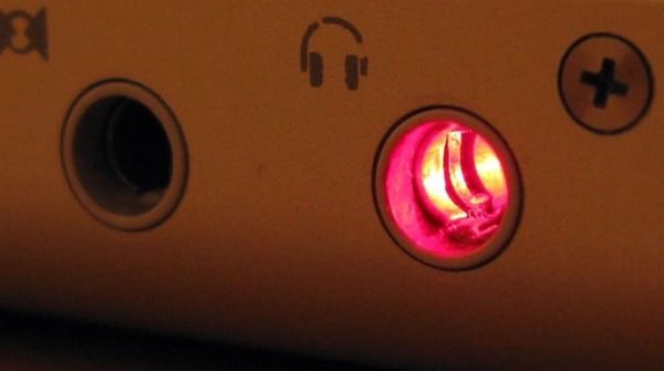 Аудио-выход в MacBook Pro стал гореть красным цветом. Что делать?